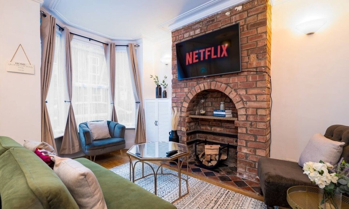 Lincoln House | Gorgeous Home in Heart of Historic Lincoln