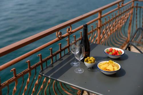 Colonno Apartment | Grace Suite with Jacuzzi Wonderful Lakefront View