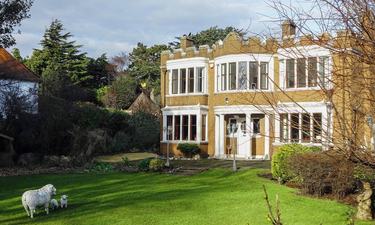 Hove House | Grand 3 Bedroom House with Garden and Free Parking
