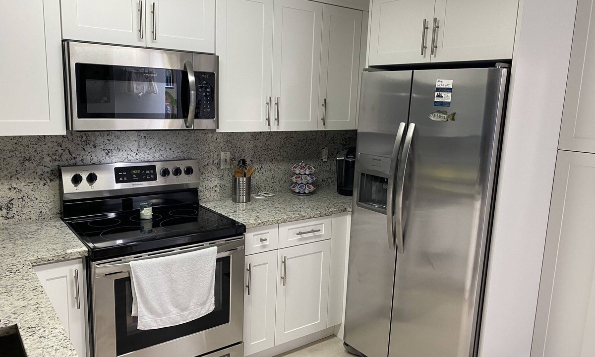 Sexton Cove Estates House | Great Rates! Remodeled Cozy Waterfront Mobile Home In Key Largo
