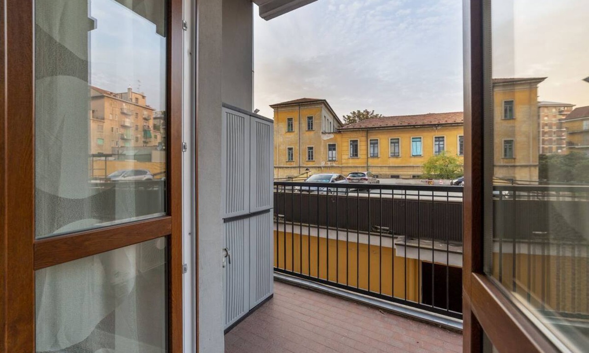 Navigli Apartment | GuestHost - NEW! Bright APT with balcony! With WIFI & A/C!