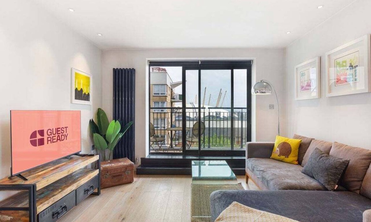 Canary Wharf Apartment | GuestReady - Modern stay with Balcony in London
