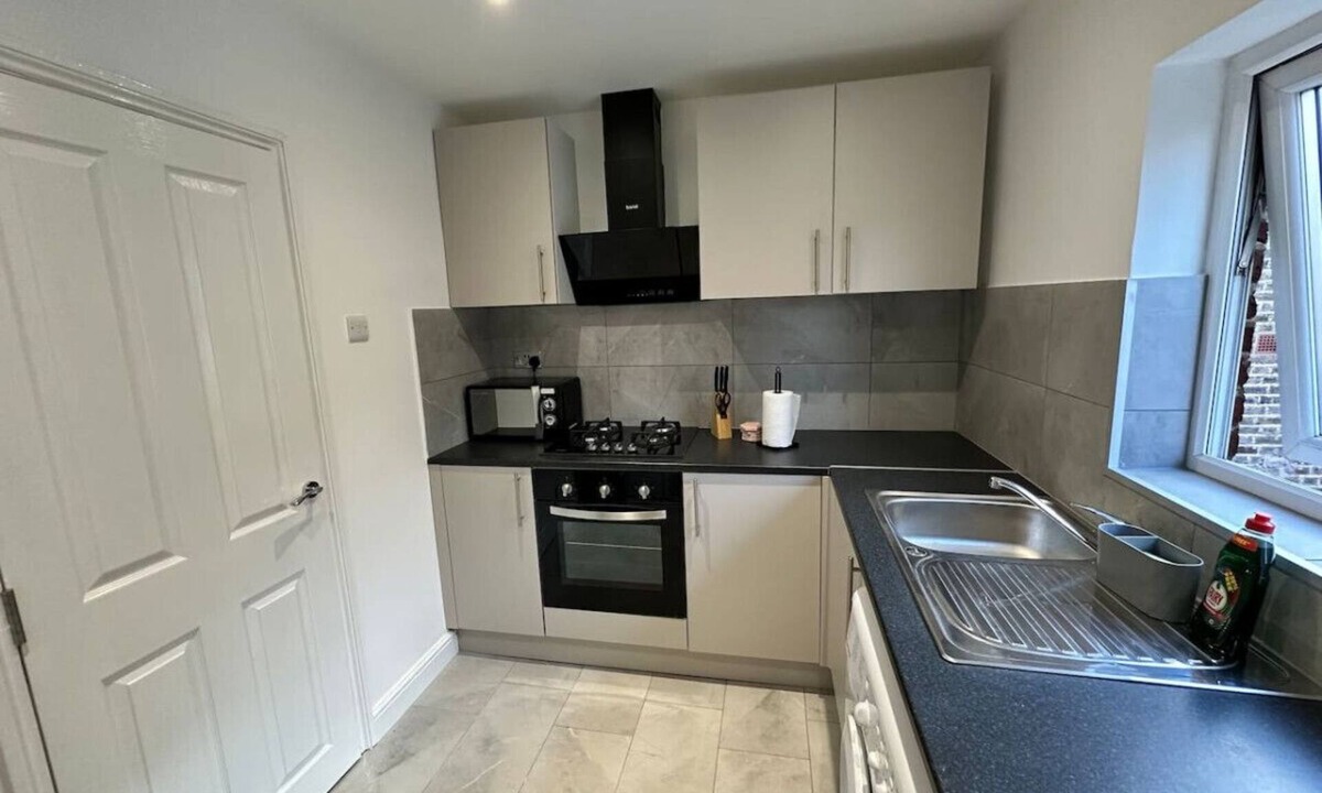 Seven Sisters Apartment | Hackney Hideout – 3Bed Comfort for Work or Stay