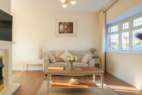 Coventry Villa | Happy Day -Walk to Warwick Uni & Cannon Park in Coventry that offers free parking 溫馨小居