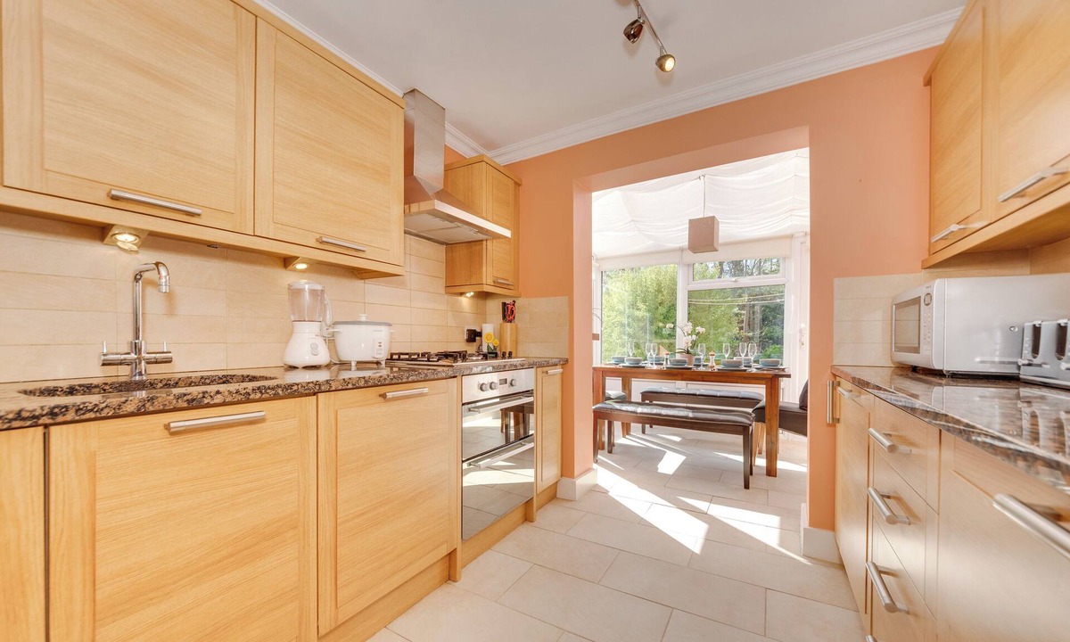 Brighton City Centre House | Happy Monkey Town House - Sleeps 9
