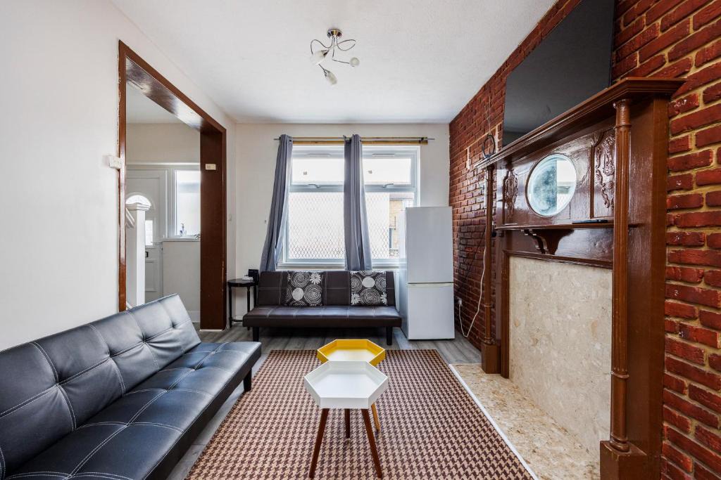 Heath House | Head-on-Beds -Dagenham Larger Groups with Free Parking