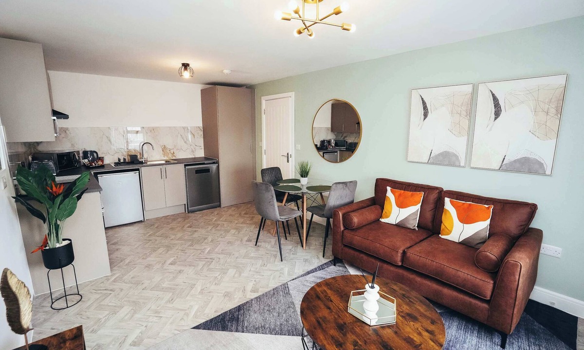 Barrow-on-Trent Apartment | Hen & Chickens Luxury Apt Free Parking | By DerBnB