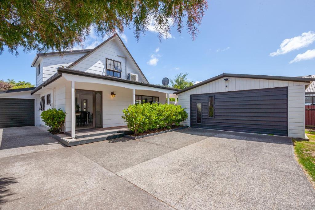Richmond Heights House | Hideaway on Hyde - Taupo Holiday Home