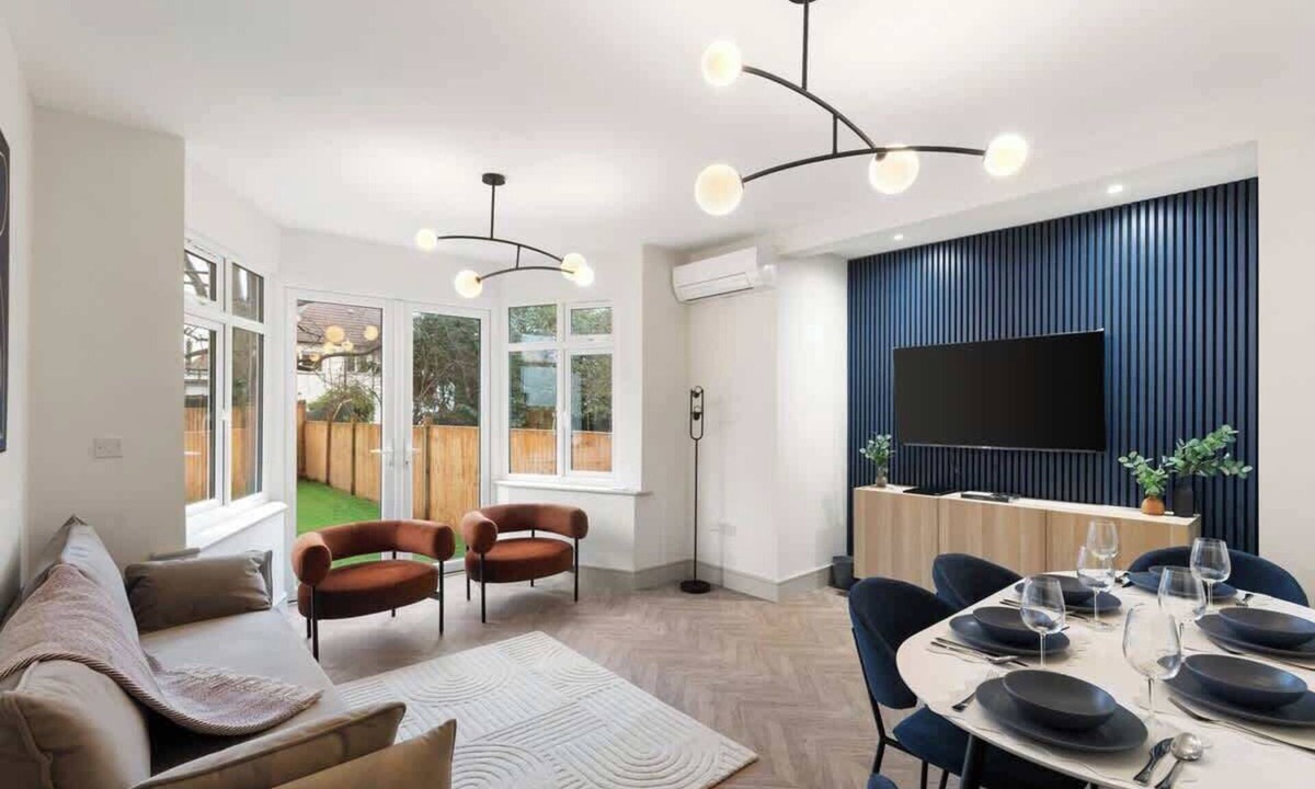 Hendon Apartment | High-End 3-Bedroom Residence With Garden