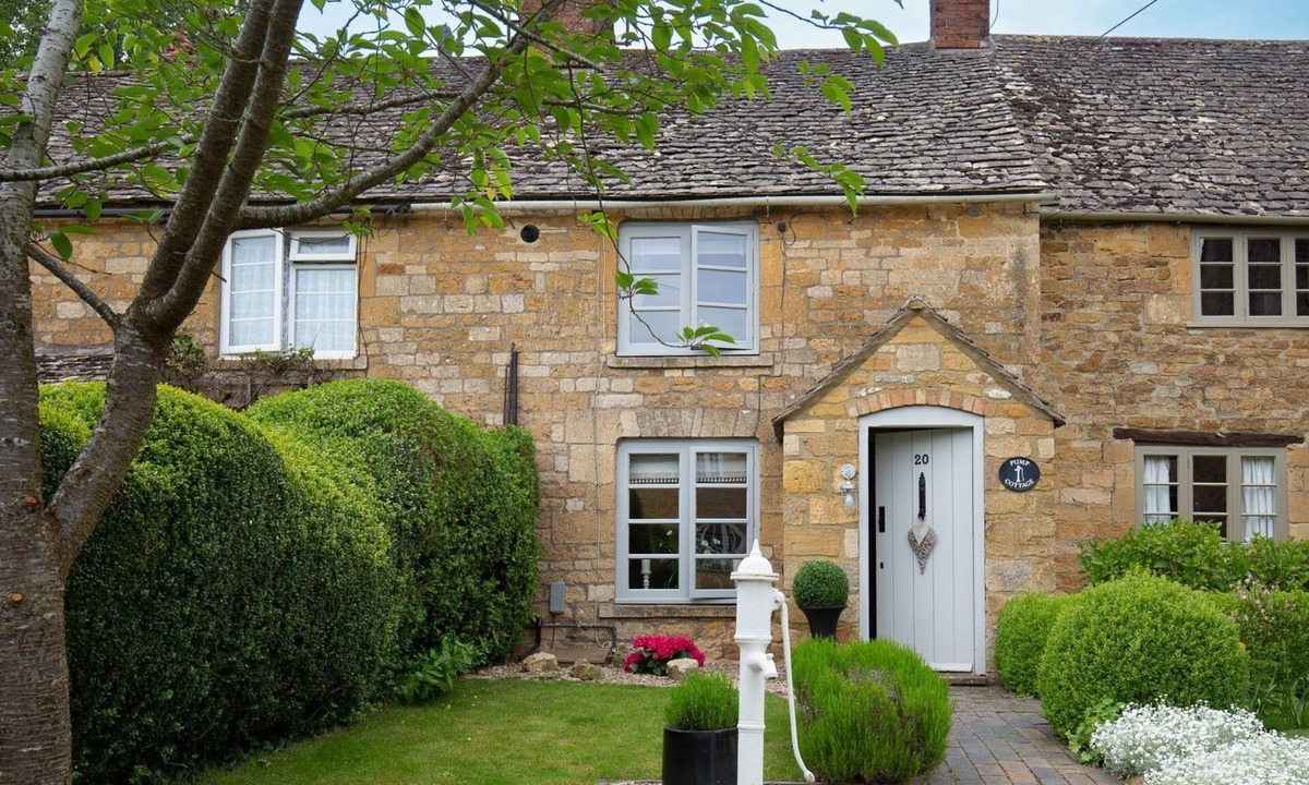 Ebrington Cottage | High Pump Cottage - sleeps 4 guests in 2 bedrooms