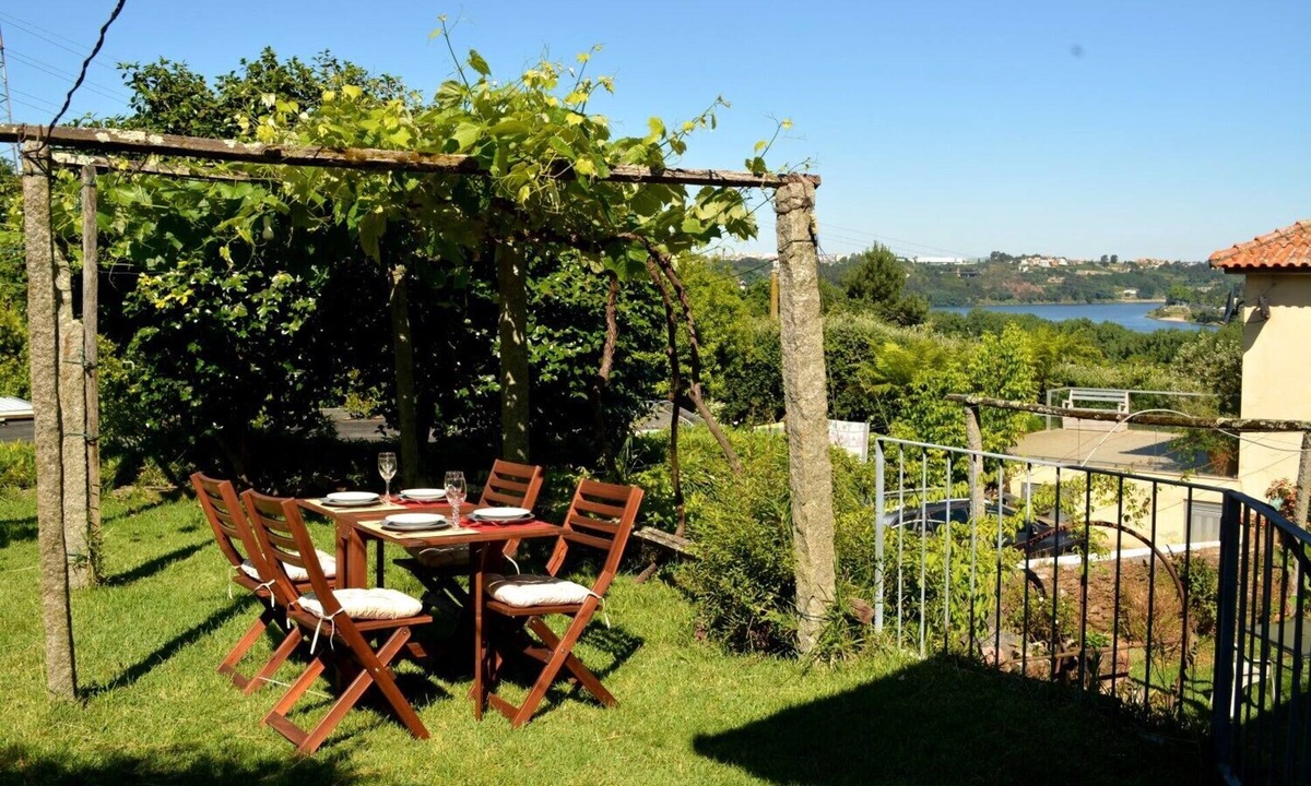 Avintes House | Historic eco-friendly house with a garden, near Douro and a cycle path to Porto