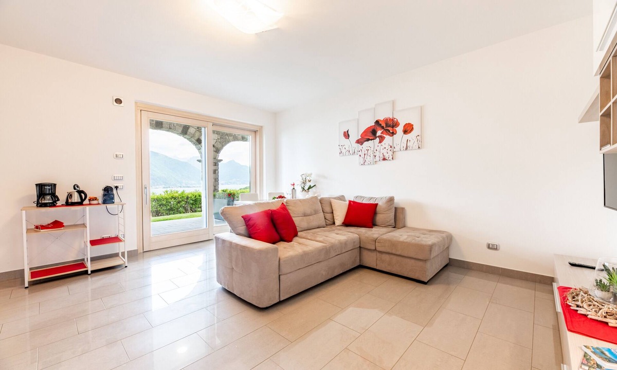 Musso Apartment | Holiday Apartment "Giardino" with Private Terrace, Shared Pool & Wi-Fi