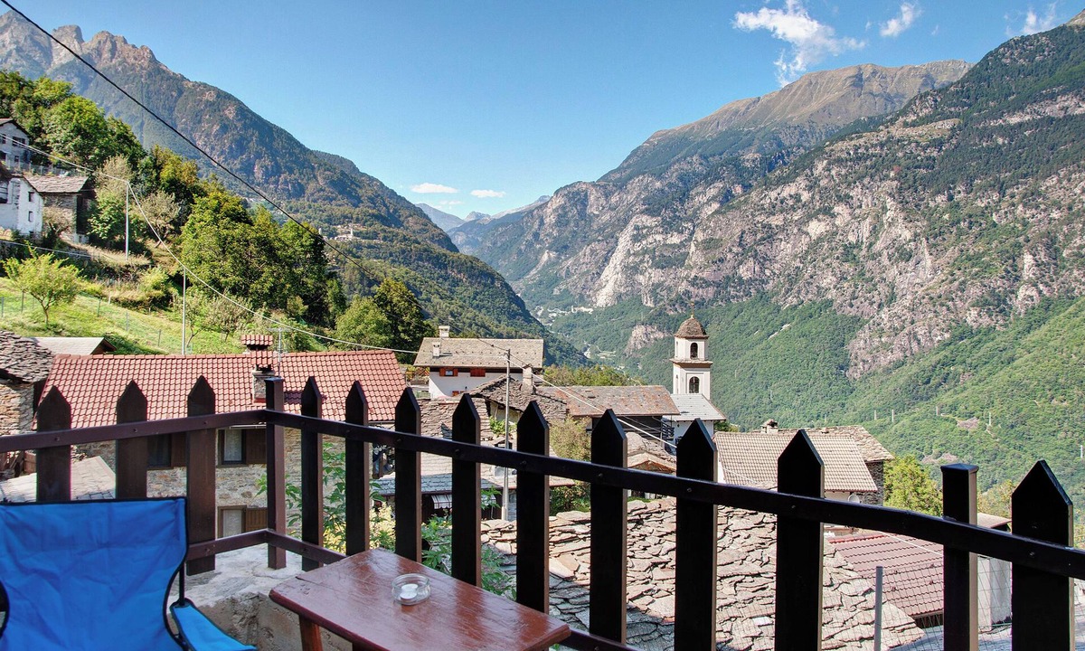 Valtellina Apartment | Holiday Apartment 'Sweet Somma Mountain Lodge 1' with Mountain View & Garden