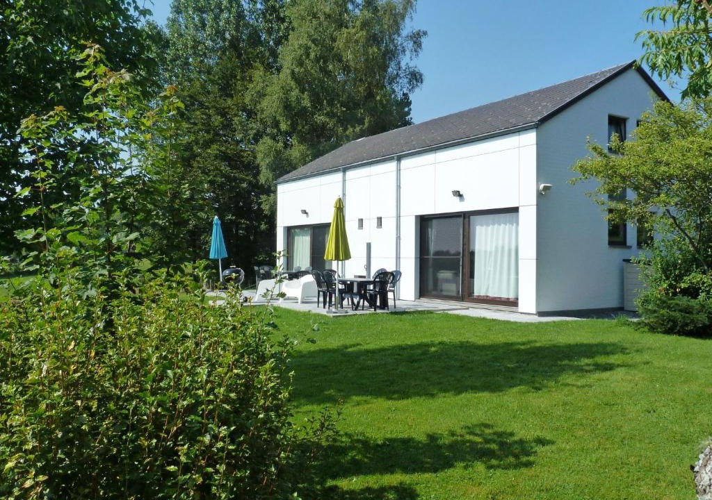 Buetgenbach House | Holiday Home Au bord du Lac 1 by Interhome