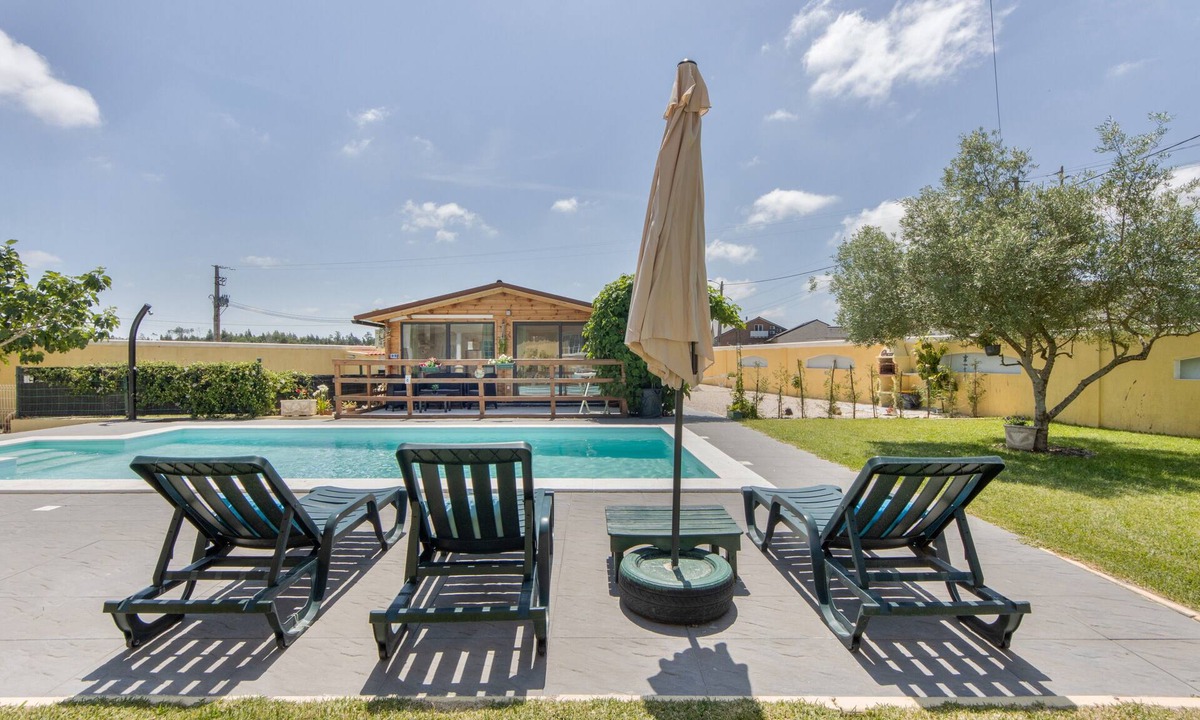 Ponte de Vagos House | Holiday Home 'Casinha Saragoça E Vergueiro' with Shared Pool, Wi-Fi & Air Conditioning