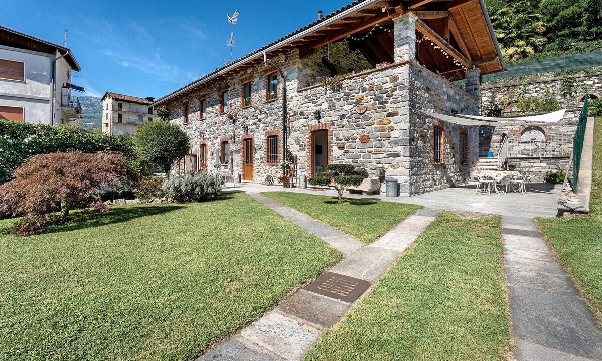 Comero House | Holiday Home 'Residenza Jasmine Grey Apartment' with Private Garden and Wi-Fi