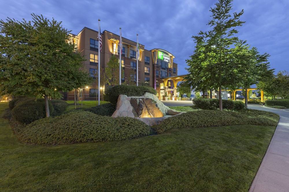 Richmond Hotel | Holiday Inn Express & Suites Riverport Richmond, an IHG Hotel