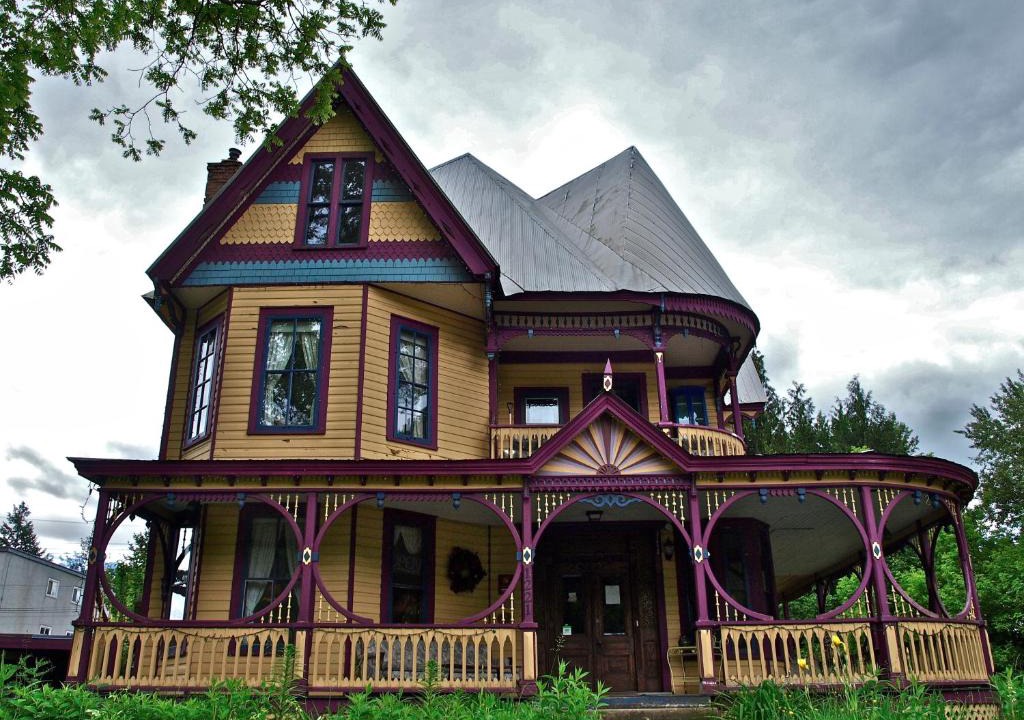 Revelstoke Bed & Breakfast | Holten Heritage House