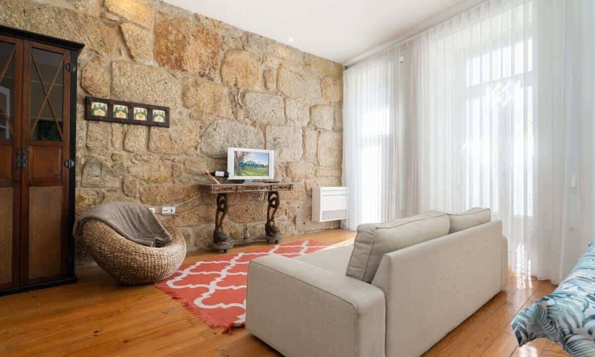 Lordelo do Ouro e Massarelos Apartment | Homely Noble Flat at Palácio de Cristal by HostWise