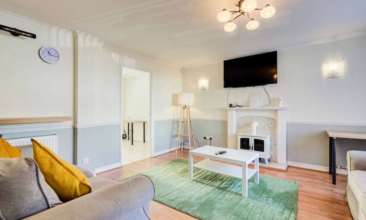 Tilbury House | Ideal for groups & families with parking and patio