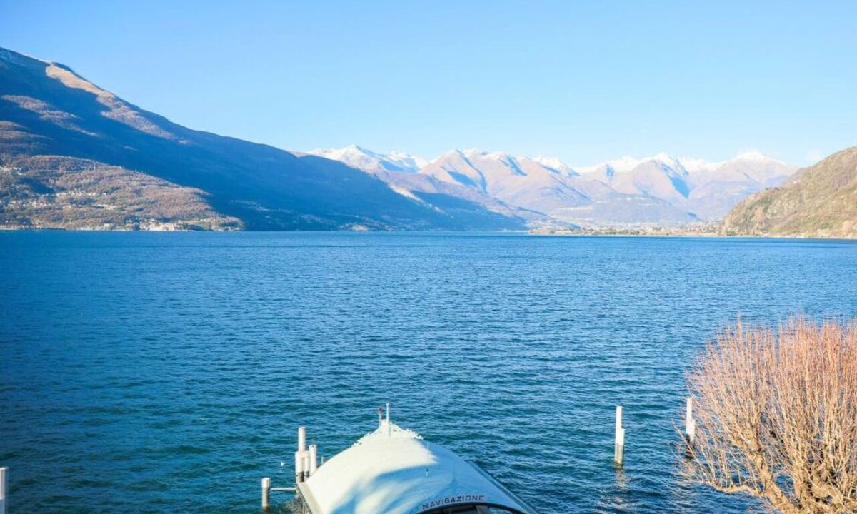 Bellano Apartment | Immersed in the breathtaking beauty of Lake Como, there is an elegantly restored historic building from the early 1900s. The building is located in a strategic position, just 300 meters from the railway station and a few steps from the ferry landing. Con