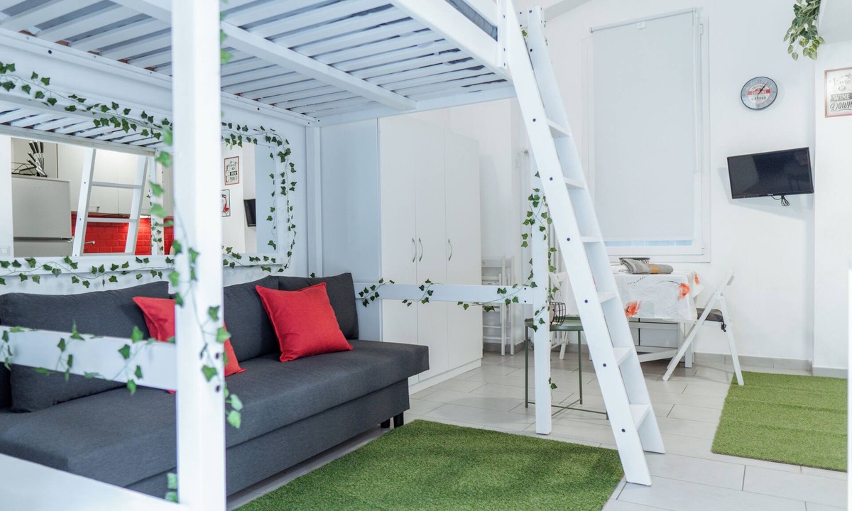 Isola Apartment | ISLAND ESSENCE - ISLAND/GARIBALDI AREA - 100m VERTICAL WOODS.
