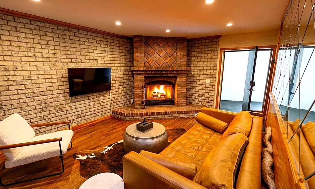 Windham Condo | King Suite · Full Kitchen · Fireplace · Private Deck · Sleeps 4