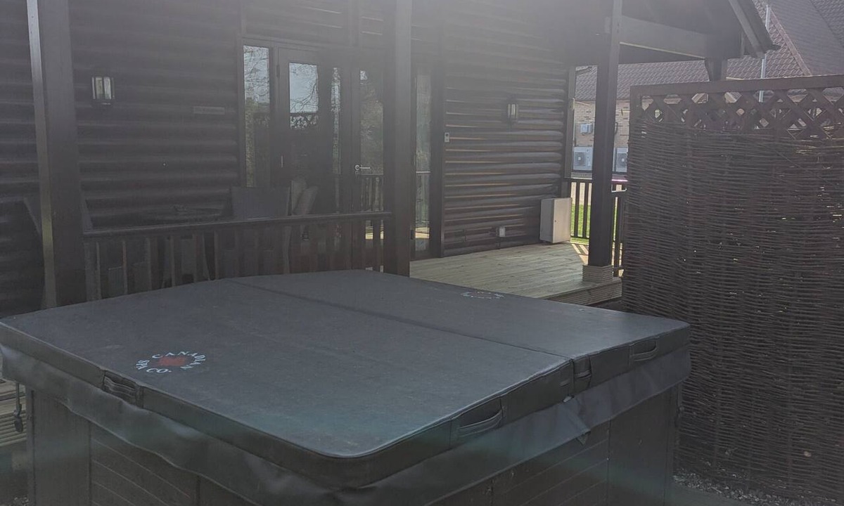 Little Stukeley Apartment | Kingsmere Lodge 1 (2 bedrooms, hot tub)