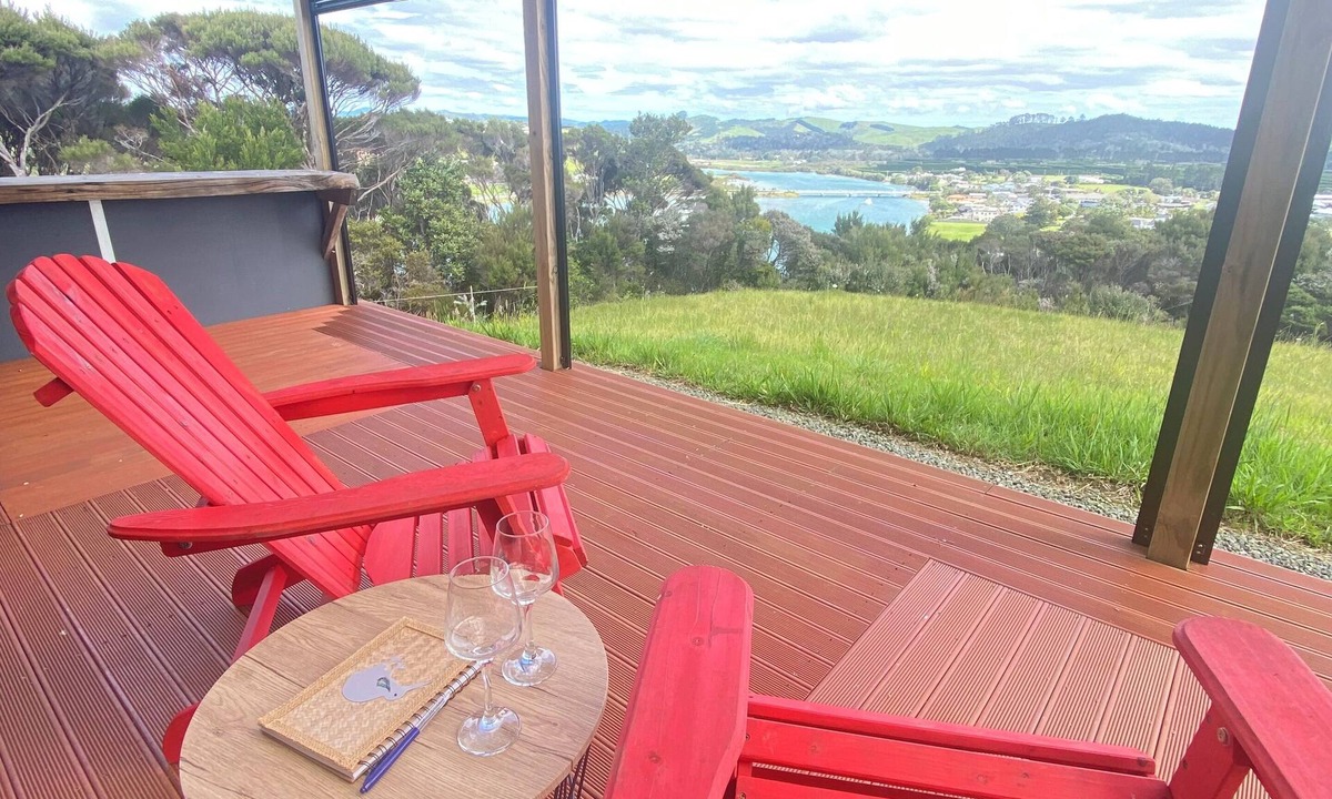 Cable Bay Cabin | KiwiScenic -Modern intimate romantic hideaway or work away from home.