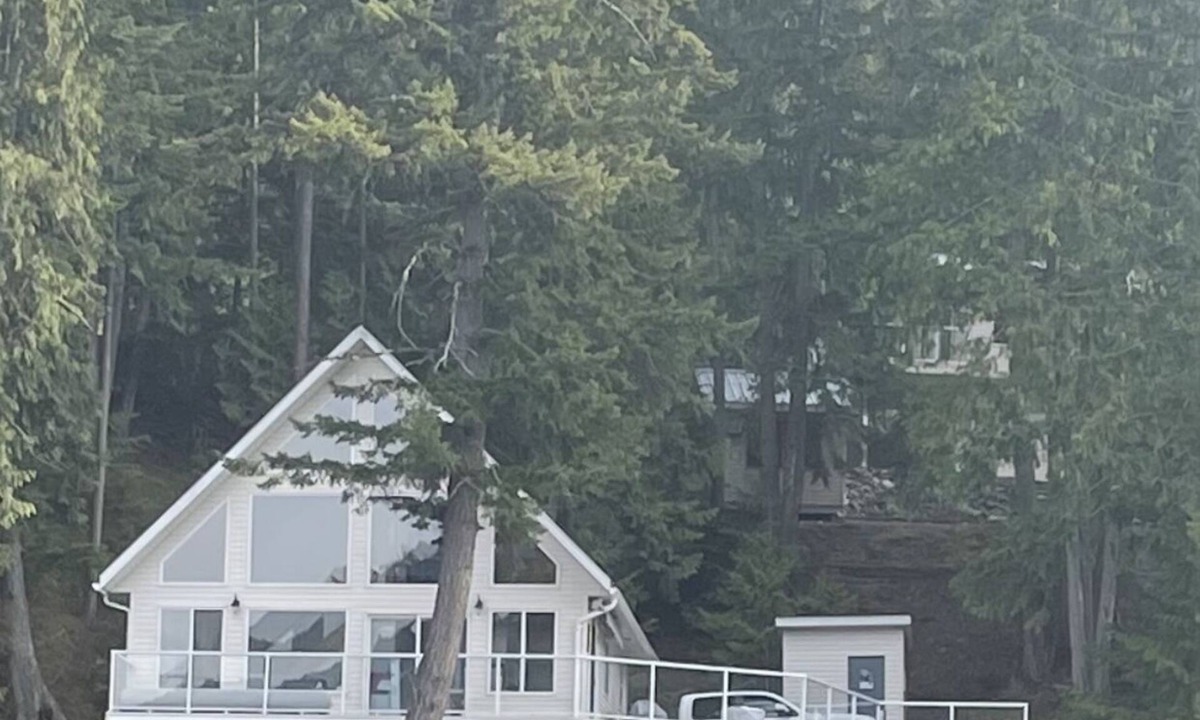 Eagle Bay House | Lakefront on Shuswap- perfect for families