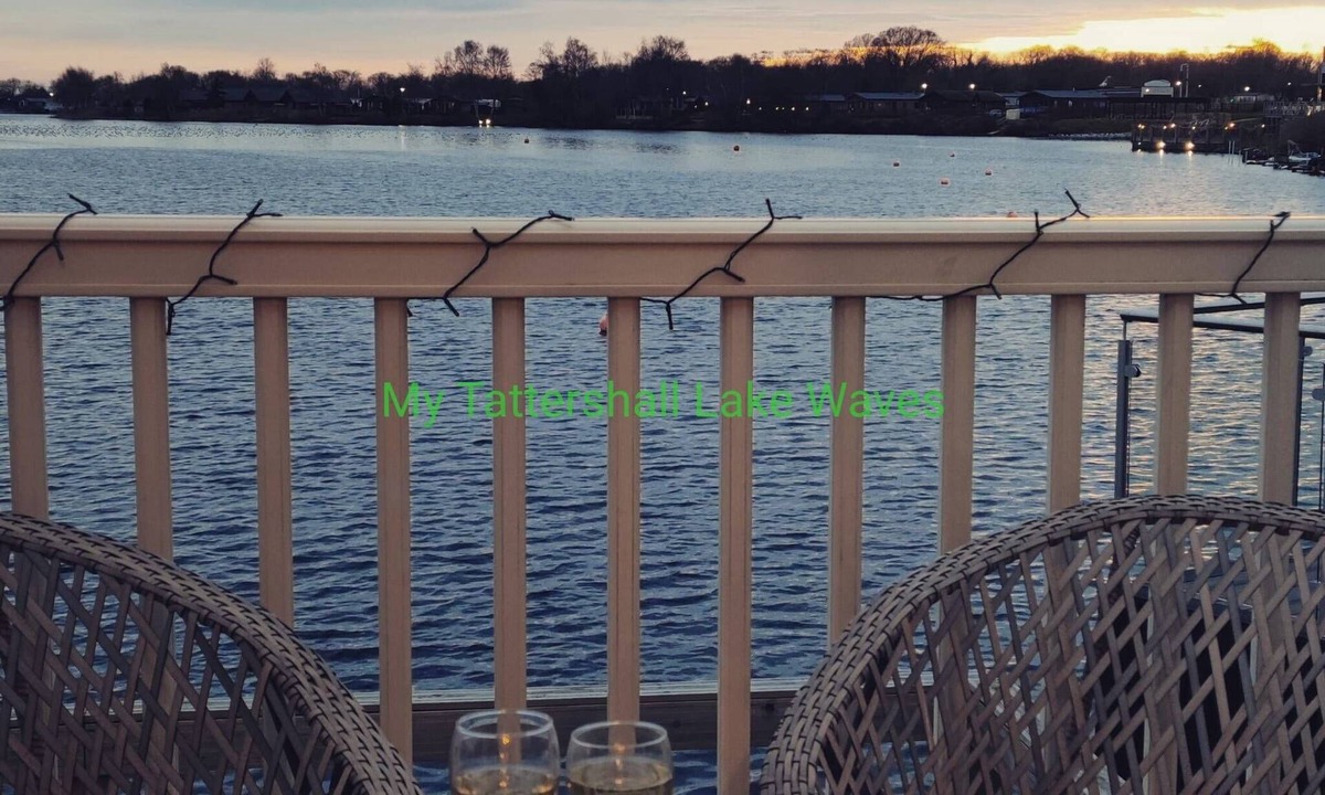 Tattershall House | LAKESIDE 3-bedroom holiday home with HOT TUB