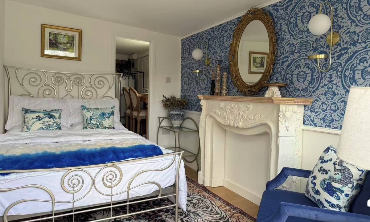 West Hendon Cottage | Lakeside Haven in London