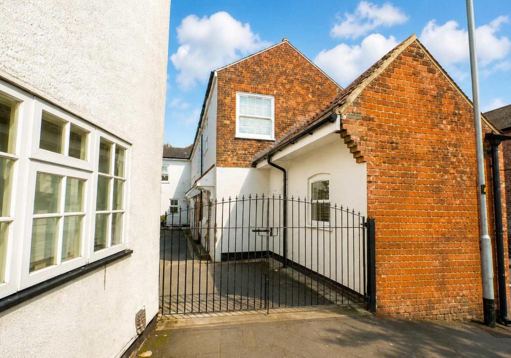 Castle Donington Apartment | Large Apartments next to East Midlands Airport with Free Gated Parking!