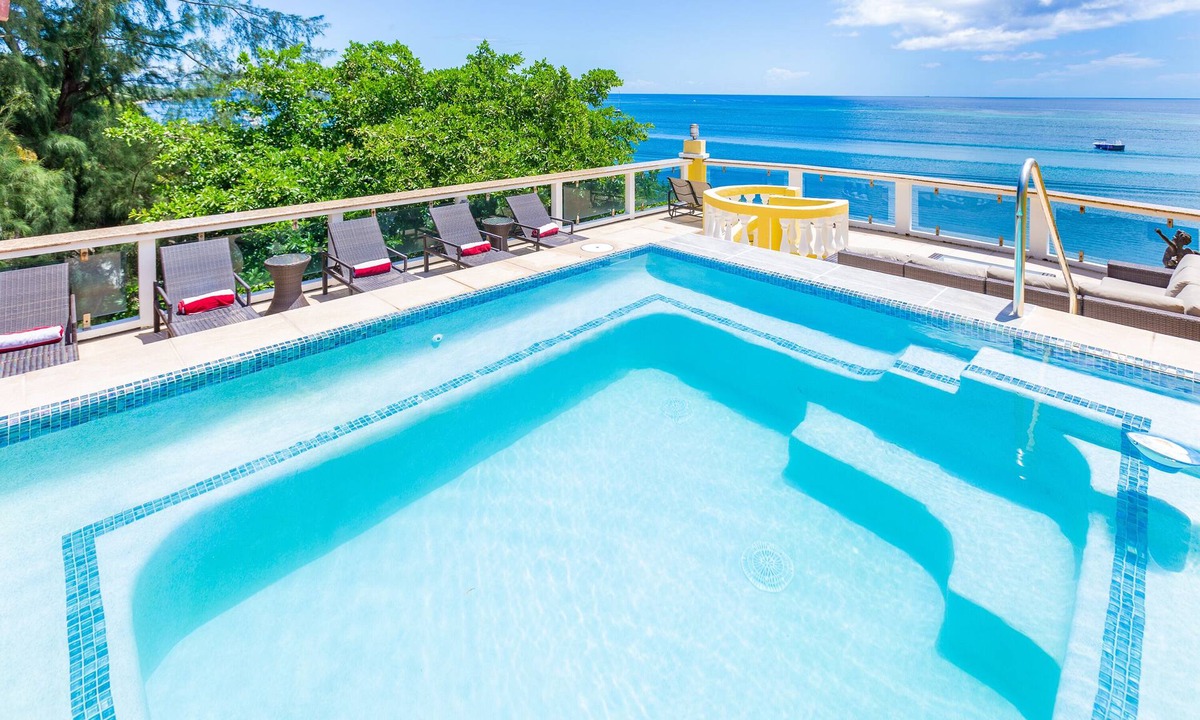 Antoneys Cay Condo | Large Beachfront Penthouse w/Private Rooftop & Plunge Pool