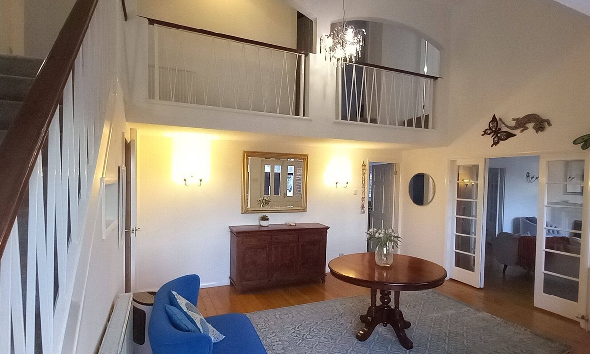 Mapperley House | Large Characterful Home in a quiet conservation area. 4 King-size Bedrooms.