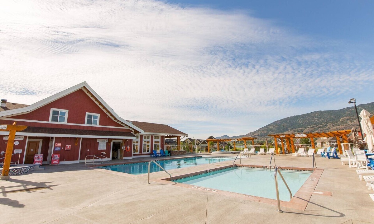Osoyoos House | Large home 4 bed and 4 bath two separate suites home two kitchens water views