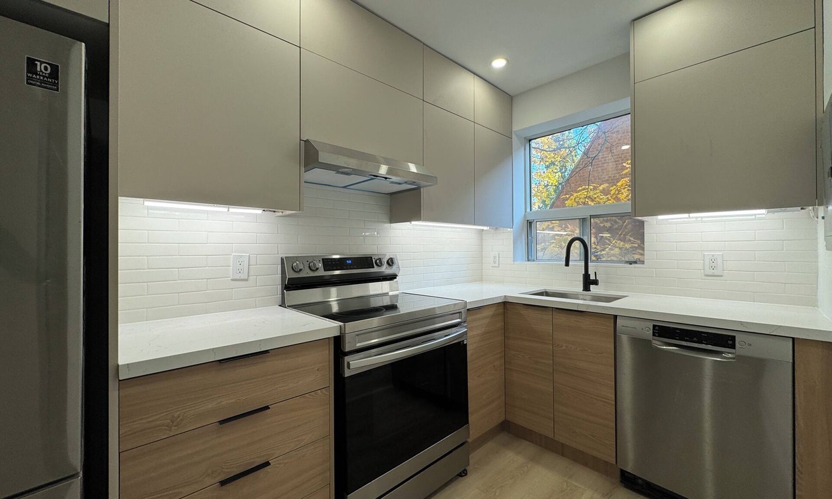 East York Apartment | Leaside 2BR with parking and laundry, family and pet friendly neighbourhood