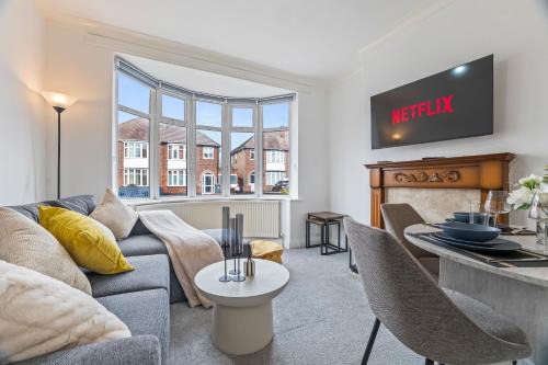 Braunstone House | Leicester Contractor Stay - Free Parking - Sleeps 8
