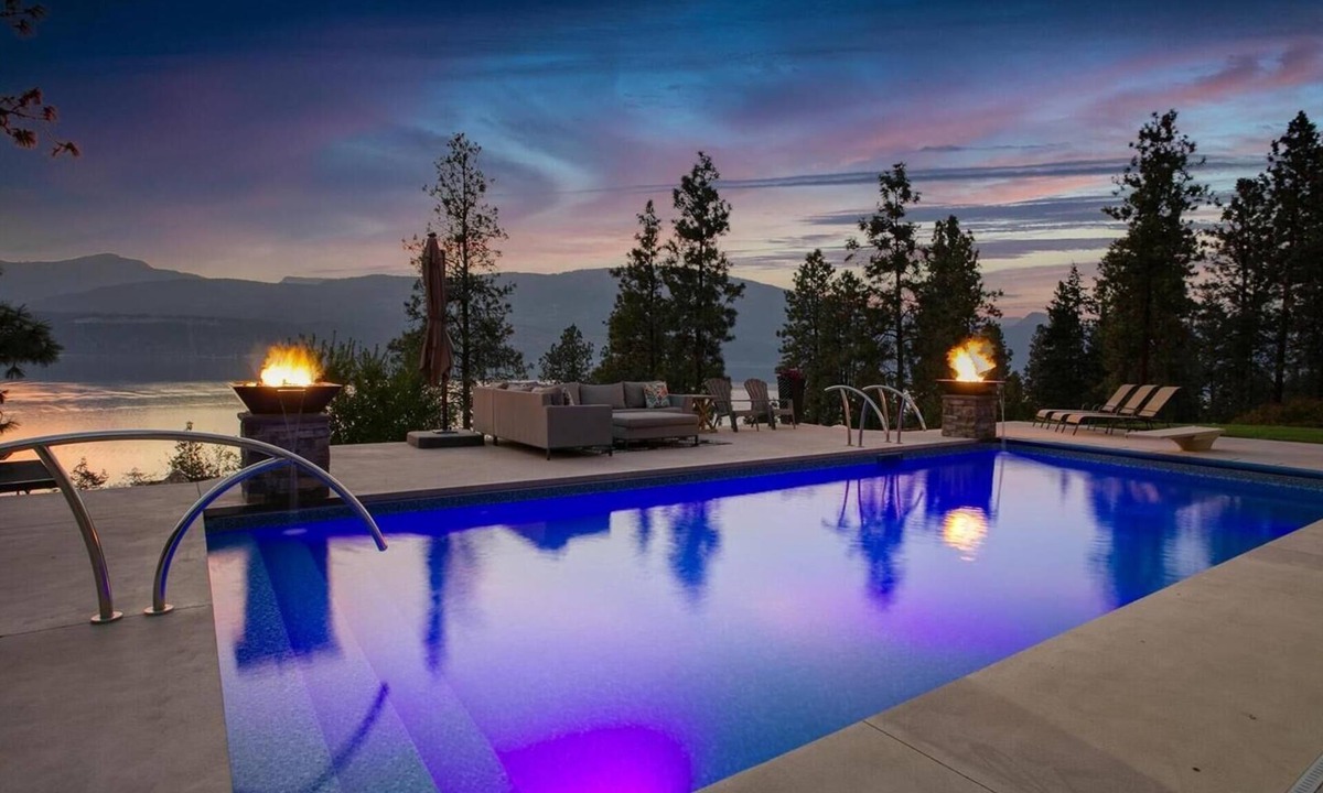 Central Okanagan House | Licensed Luxury Okanagan Home with Pool