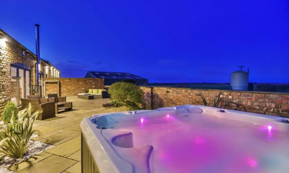 Grange de Lings House | Lincoln 4-Beds, Sleeps 13, Hot Tub & Pet Friendly