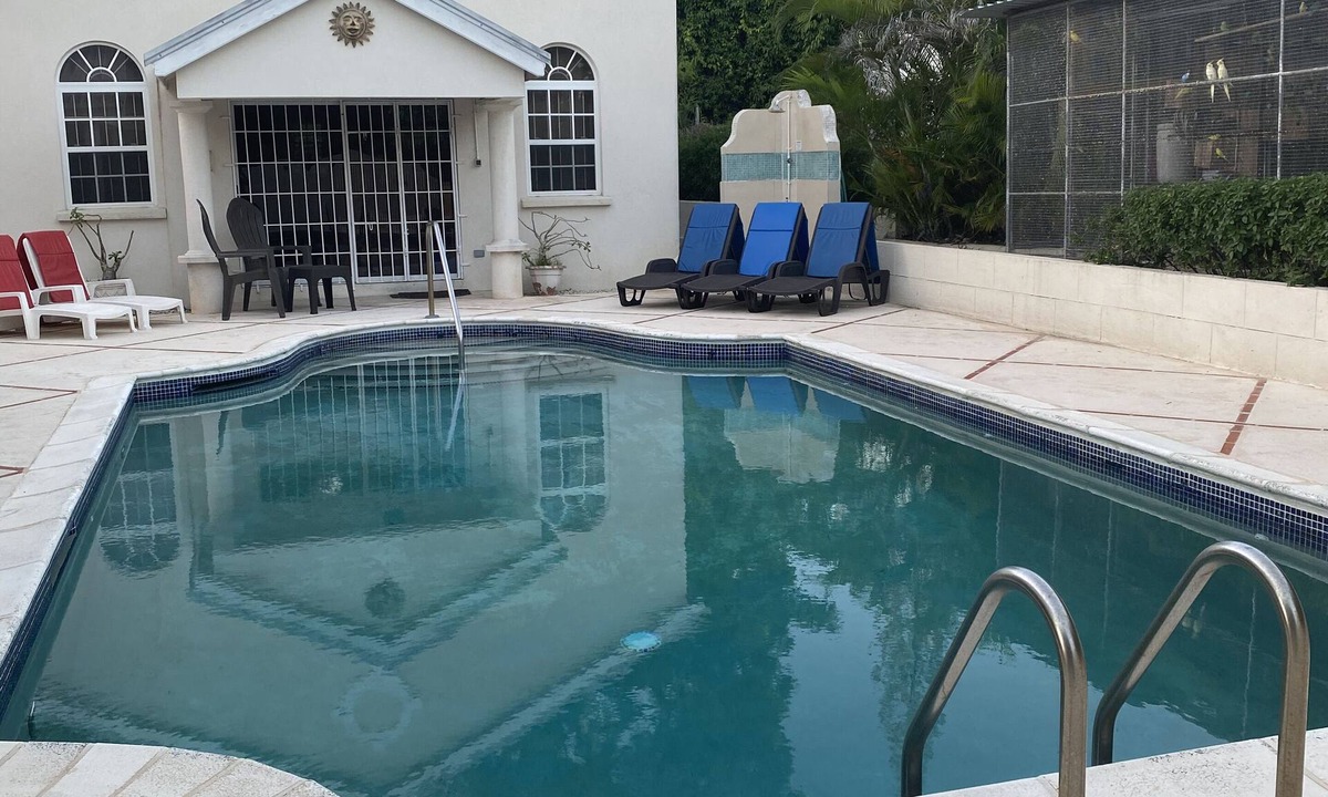 Lascelles Villa | Little Bimshire spacious villa, large pool, private road near shops & bars