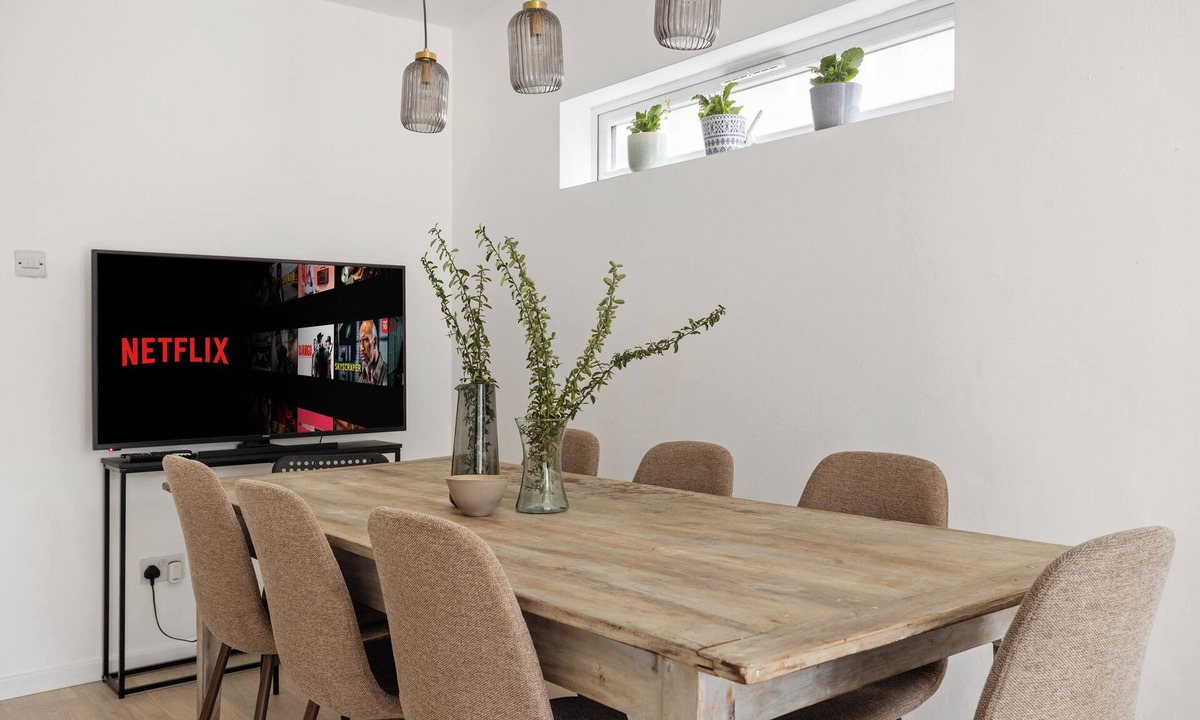 Brent House | Lively 5 BR property in Harlesden | Families | ST
