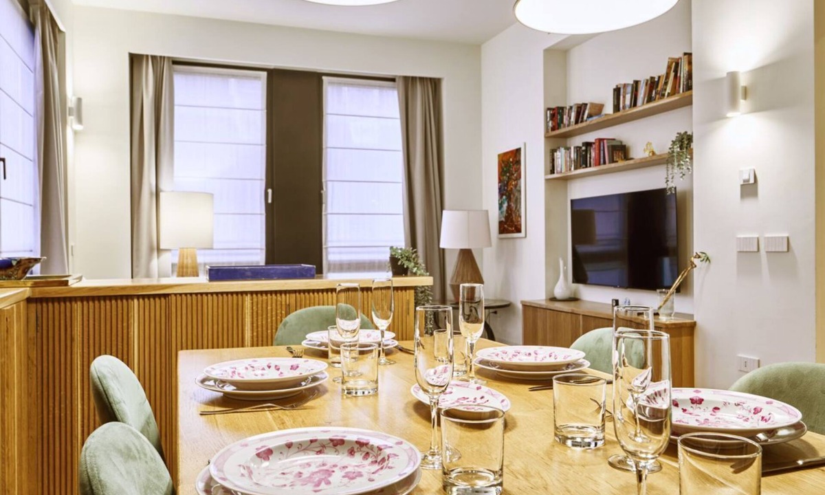 Washington Apartment | Located in the elegant Washington Building in Milan, at 18 Via Antonio Cecchi, this three-room flat is an ideal solution for those seeking comfort and style in the city. The flat is perfect to accommodate up to 4 people, thanks to its two bedrooms, each