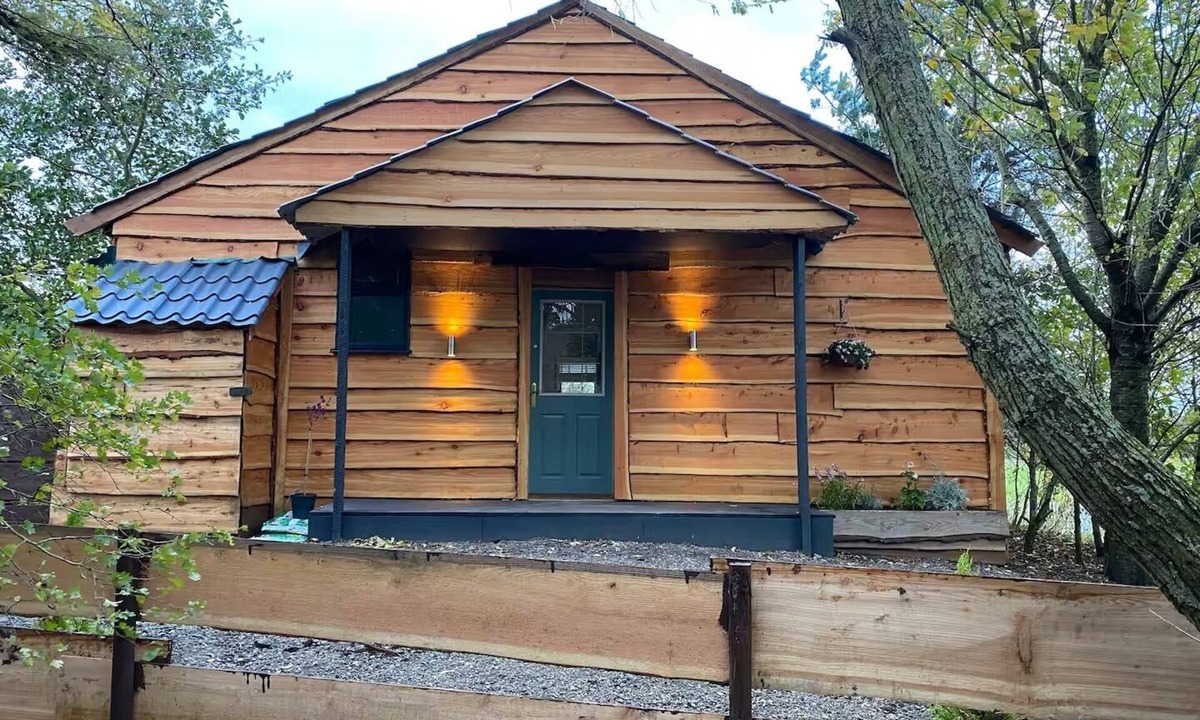 Holton Le Clay Cabin | Log Cabin in Beautiful Countryside and Very Private