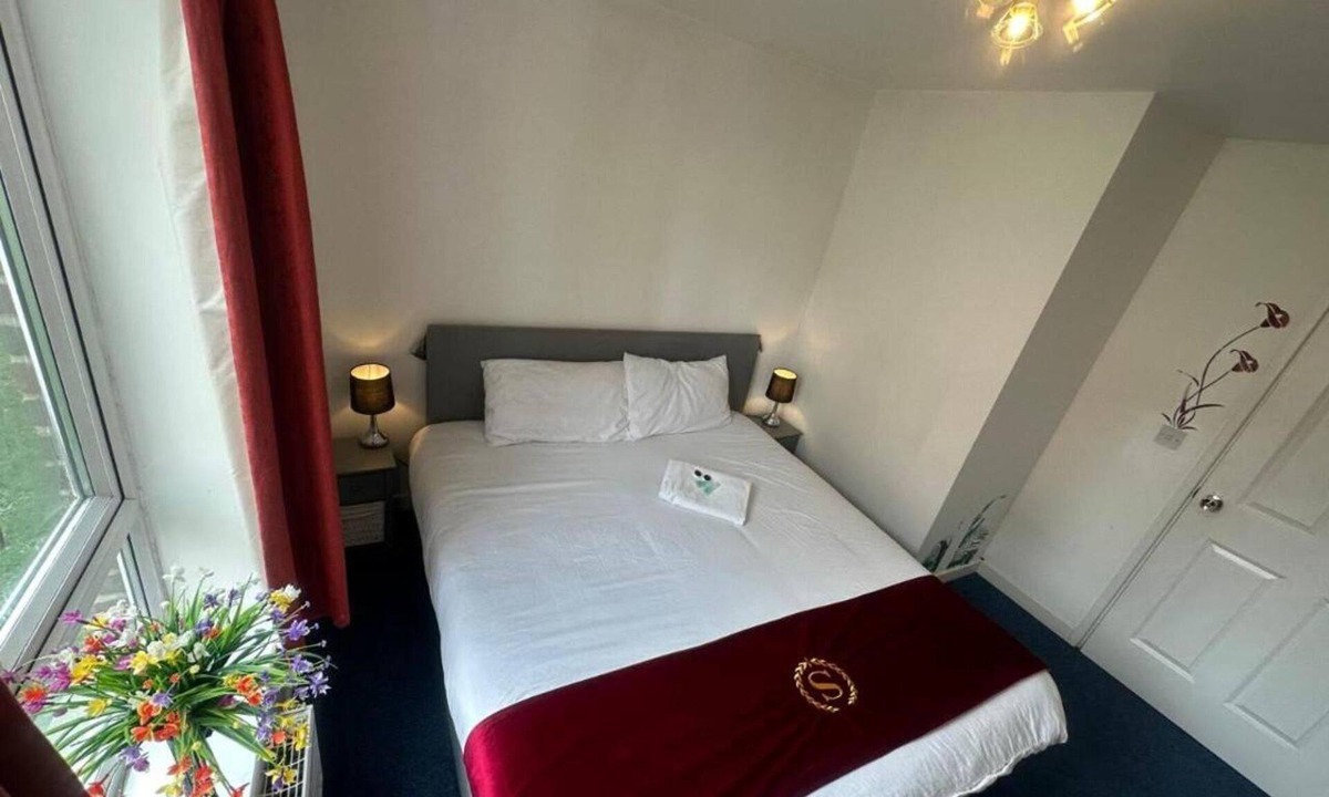 Edmonton Apartment | London - 2 Bed Flat - Sleeps 4 - Parking - Wifi
