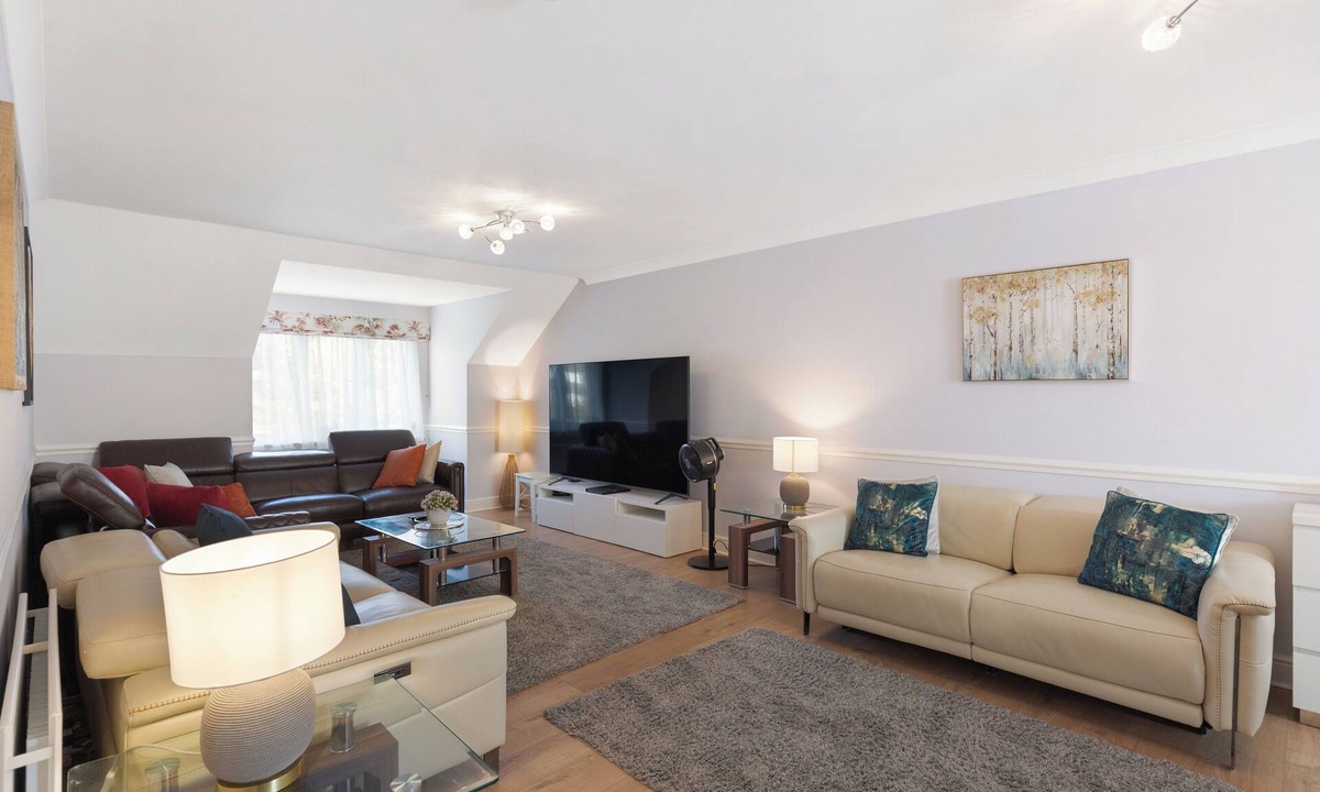 Oakleigh Apartment | Long-Term Large Penthouse/Golf course/