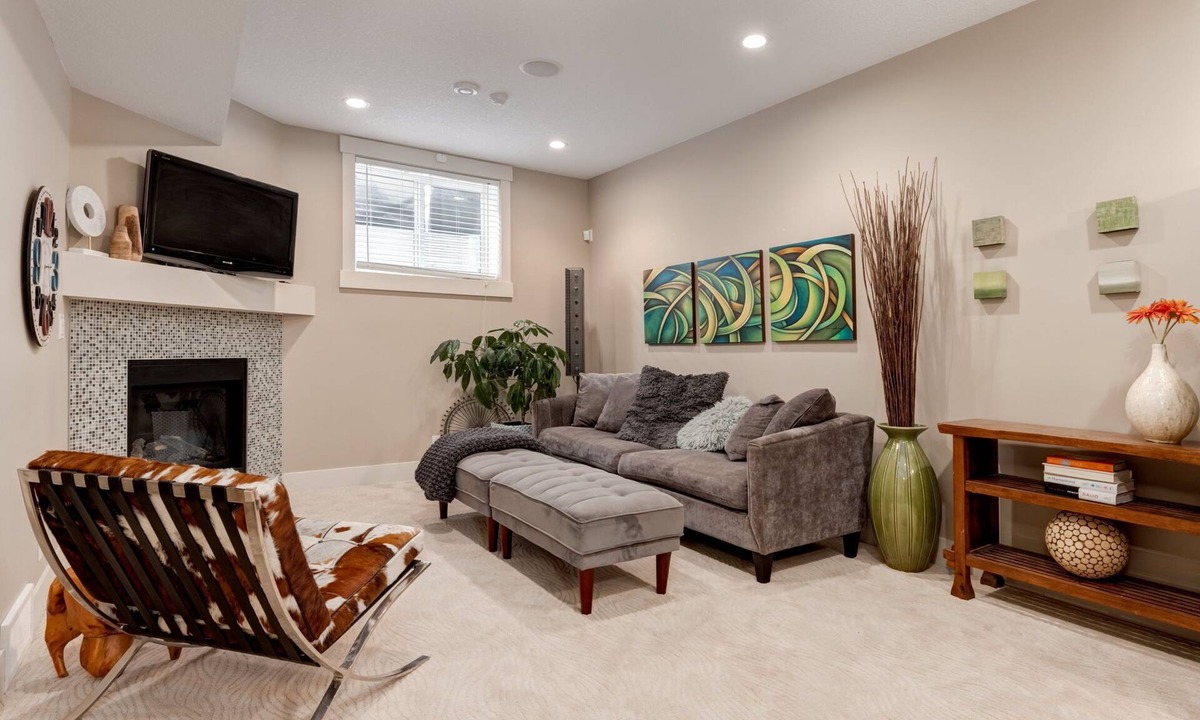 Montgomery Apartment | Lovely 2 BR Suite |Near Foothills Hospital & UofC