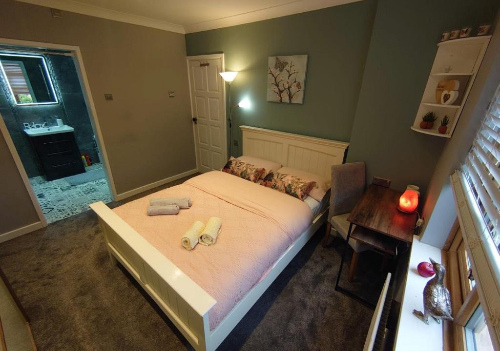 Rayleigh House | Lovely room with ensuite in a quiet house