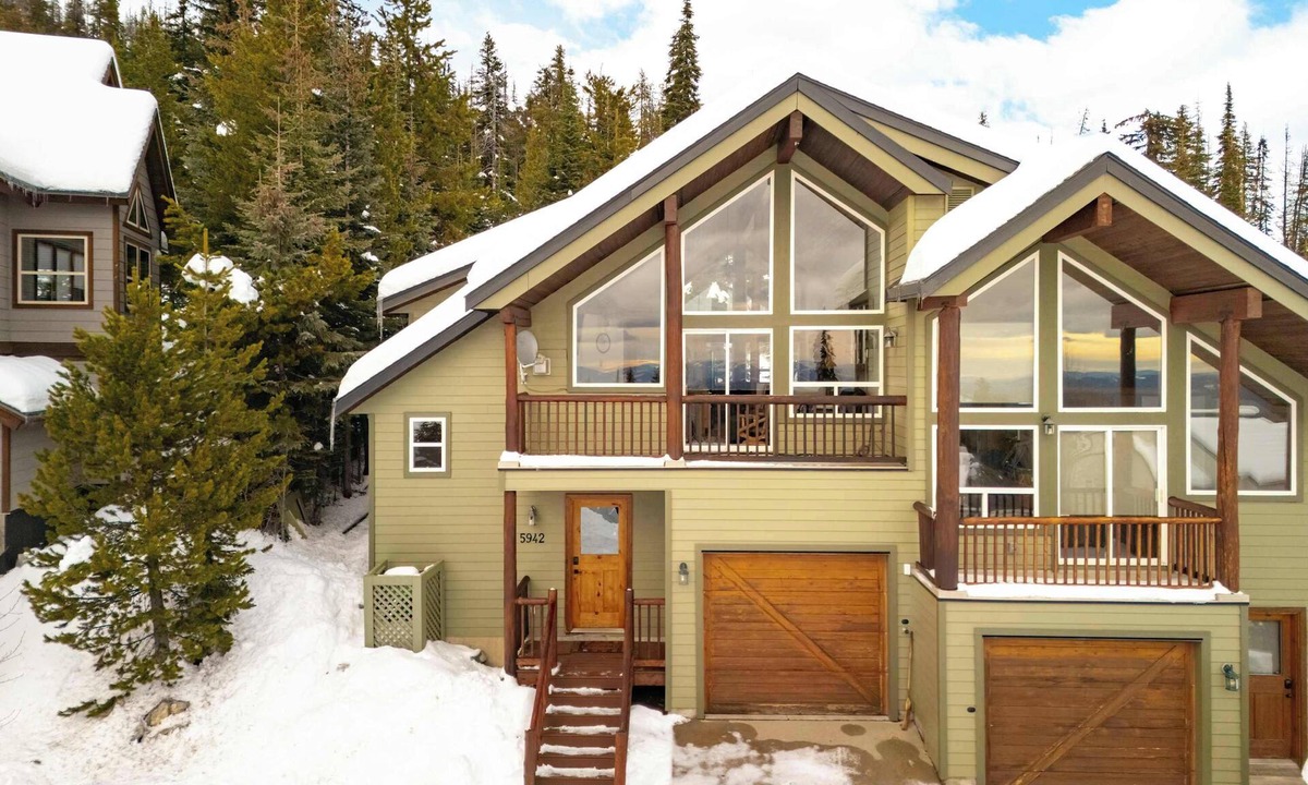 Snow Pine Estates Ski Chalet | Lucky Bunny | Priv. Hot Tub & True Ski In/Ski Out