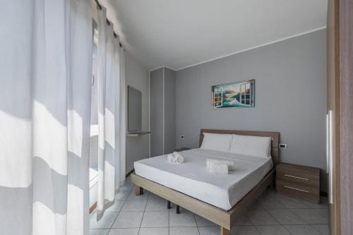 Albate Apartment | Lumina - Sunny Como Flat with Balcony